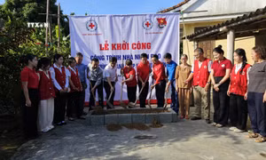 Khởi công xây nhà “Mảnh ghép nhà yêu thương” cho bà Phạm Thị Gái. Ảnh: Mai Trang - TTXVN 