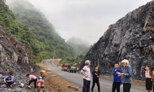 Các chuyên gia Công viên địa chất Toàn cầu UNESCO, Viện Khoa học Địa chất và Khoáng sản Việt Nam khảo sát di sản diện mạo địa chất núi lửa dưới đại dương cổ, đèo Khau Khoang, xã Thái Cường (huyện Thạch An, tỉnh Cao Bằng). Ảnh: baocaobang.vn 