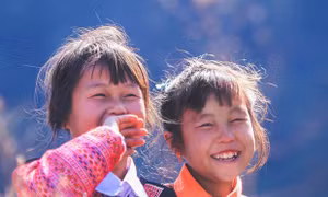 Tuổi thơ hồn nhiên của trẻ em dân tộc Mông ở xã Vân Hồ, huyện Mộc Châu (Sơn La). Ảnh: Lưu Trọng Đạt