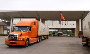 Các xe container chở quả vải thiều được xuất khẩu sang thị trường Trung Quốc tại Cửa khẩu Quốc tế đường bộ số 2 Kim Thành. Ảnh: Quốc Khánh/TTXVN