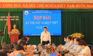 Ông Phạm Đăng Khoa, Tỉnh ủy viên, Giám đốc Sở GD&ĐT, Phó Trưởng ban Thường trực Ban Chỉ đạo thi cấp tỉnh phát biểu tại buổi Họp báo. Ảnh : giaoducthoidai.vn