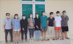 Những người nhập cảnh trái phép vào Việt Nam bị bắt giữ . Ảnh: TTXVN phát