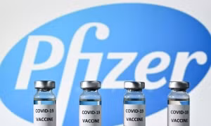 Hãng dược Pfizer/BioNTech nộp đơn xin cấp phép tiêm vaccine cho trẻ lứa tuổi từ 5-11. Ảnh: AFP 