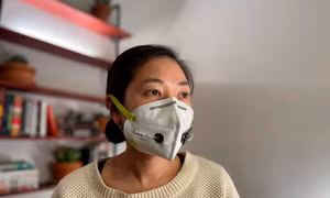 Khẩu trang làm từ sợi sinh học tổng hợp có khả năng phát hiện chính xác virus SARS-CoV-2 gây bệnh COVID-19. Ảnh: news.harvard.edu 