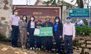 Em Lơ Mu An Ki ở thôn 3, xã Đạ Sar, huyện Lạc Dương được nhận máy tính bảng. Nguồn: baolamdong.vn 