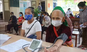 Để đảm bảo an toàn, hiệu quả trong suốt quá trình tiêm chủng, tại các điểm tiêm chủng đã bố trí các bàn tiếp đón, nhập thông tin người tiêm, 3 bàn khám phân loại và 3 bàn tiêm đảm bảo theo quy định. Ảnh: Bích Huệ – TTXVN