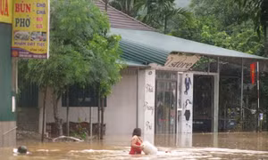 Nhiều tuyến đường ở TP Hà Giang chìm sâu trong biển nước. Ảnh: TTXVN 