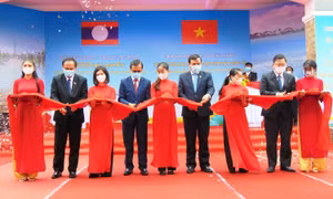 Các đại biểu cắt băng khai trương cặp Cửa khẩu quốc tế Nam Giang - Đắc Tà Oọc. Ảnh: quangnam.gov.vn 