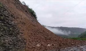 Mưa kéo dài gây staj lở ta luy dương tại km62+250, Quốc Lộ 12 (Đoạn Phong Thổ - Pa Tần - Chăn Nưa - Điện Biên) thuộc địa phận bản Pa Bon, xã Tả Phìn, huyện Sìn Hồ (Lai Châu). Ảnh: TTXVN phát 