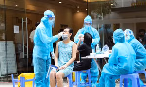 Lấy mẫu xét nghiệm SARS-CoV-2 cho cư dân khu đô thi Vinhomes Times City trong sáng 11/8. Ảnh: Thanh Tùng - TTXVN 