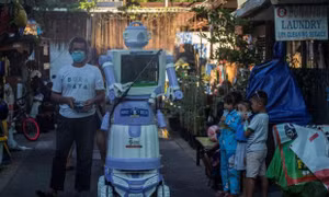 Ông Aseyanto vận hành robot Delta mà ông và một nhóm đã tạo ra từ các vật liệu gia dụng cũ. Ảnh : AP 