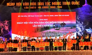 Ban Chỉ đạo, Ban Tổ chức Ngày hội trao cờ lưu niệm cho các tỉnh tham gia Ngày hội Văn hóa dân tộc Mông lần thứ II năm 2016 tại Hà Giang. Ảnh: Minh Tâm - TTXVN