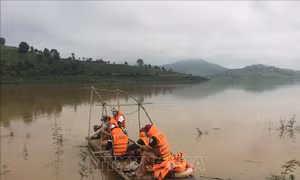 Lực lượng chức năng tích cực tìm kiếm các nạn nhân. Ảnh: TTXVN phát. 