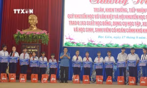 Trao học bổng và quà tặng cho học sinh có hoàn cảnh khó khăn tại chương trình. Ảnh: Tuấn Kiệt – TTXVN