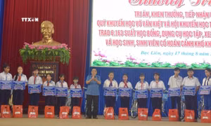 Trao học bổng và quà tặng cho học sinh có hoàn cảnh khó khăn tại chương trình. Ảnh: Tuấn Kiệt – TTXVN