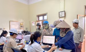 Sau khi gửi rác, nếu không nhận tiền ngay thì khách hàng có thể tích điểm và tiền vào tài khoản của mình. Khi tài khoản đạt đến 300 điểm tích lũy mà chủ tài khoản chưa rút tiền sẽ được Công ty cộng trả lãi suất 1%/năm. Ảnh: Thanh Vân-TTXVN 
