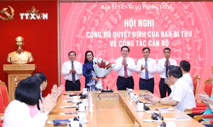 Các đồng chí lãnh đạo Ban Tuyên giáo Trung ương chúc mừng đồng chí Đinh Thị Mai. Ảnh: Phương Hoa - TTXVN