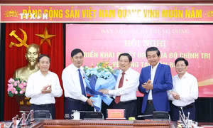 Lãnh đạo Ban Nội chính Trung ương chúc mừng đồng chí Nguyễn Hữu Đông. Ảnh: Phương Hoa - TTXVN