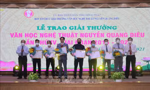 Trao giải thưởng Văn học Nghệ thuật Nguyễn Quang Diêu lần thứ IV. Ảnh: Nguyễn Văn Trí - TTXVN 