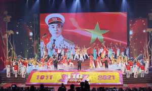 Chương trình nghệ thuật chào mừng kỷ niệm 110 năm ngày sinh Đại tướng Võ Nguyên Giáp. Ảnh: Dương Giang-TTXVN