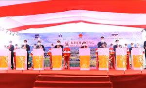 Phó Thủ tướng Phạm Bình Minh va các đại biểu nhấn nút khởi công dự án kết nối giao thông các tỉnh miền núi phía Bắc. Ảnh: Nguyễn Oanh-TTXVN. 