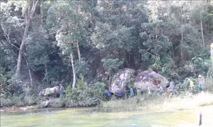 Nhóm hộ dân buôn Ja, xã Hòa Sơn, huyện Krông Bông tỉnh Đắk Lắk cùng lực lượng Kiểm lâm Vườn Quốc gia Chư Yang Sin tuần tra rừng. Ảnh: Anh Dũng - TTXVN