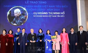 Phó Chủ tịch nước Võ Thị Ánh Xuân và Trưởng Ban Dân vận Trung ương Bùi Thị Minh Hoài trao Cúp và hoa cho đại diện gia đình cụ Hoàng Thị Minh Hồ. Ảnh: Trọng Đức - TTXVN 