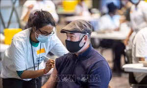 Nhân viên y tế tiêm vaccine phòng dịch COVID-19 cho người dân tại London, Anh ngày 19/12/2021. Ảnh: THX/TTXVN 