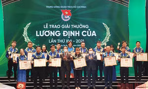 Trao Giải thưởng Lương Định Của năm 2021 tặng các thanh niên nông thôn tiêu biểu. Nguồn : nhandan.vn