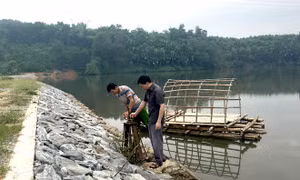 Cán bộ Ban quản lý công trình thủy lợi xã Đội Cấn (T.P Tuyên Quang) kiểm tra van điều tiết tại hồ thủy lợi xã Đội Cấn. Nguồn:bqldanntuyenquang.gov.vn 