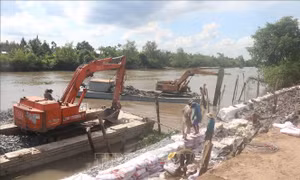 Thi công khắc phục sạt lờ bờ Đông sông Ba Rày (Tiền Giang). Ảnh: Minh Trí - TTXVN 