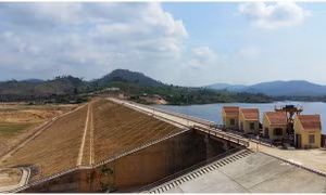 Hồ chứa nước Krông Pách Thượng là công trình thủy lợi có ý nghĩa đặc biệt quan trọng đối với sự phát triển kinh tế - xã hội của 3 huyện Ea Kar, Krông Bông, M’Đrắk nói riêng và của cả tỉnh Đăk Lăk. Ảnh : cmvietnam.vn 