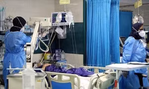 Nhân viên y tế điều trị cho bệnh nhân COVID-19 tại bệnh viện ở thành phố Ashkelon, Israel ngày 22/2/2022. Ảnh: AFP/TTXVN 