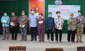 Ông Lê Thanh Bình, Phó Chủ tịch UBND tỉnh Trà Vinh trao quà cho hộ nghèo xã Kim Hòa, huyện Cầu Ngang. Ảnh: Thanh Hòa - TTXVN 