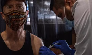 Nhân viên y tế tiêm vaccine phòng cúm mùa cho người dân tại Detroit, bang Michigan, Mỹ ngày 10/11/2020. Ảnh: AFP/TTXVN 