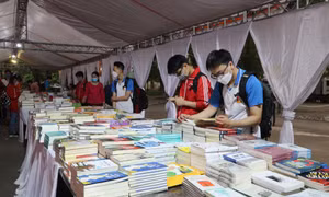 Ông Trần Quang Hưng, Ủy viên BCH Trung ương Đoàn, Phó Chủ tịch Trung ương Hội Sinh viên Việt Nam, Phó Bí thư Thành đoàn, Chủ tịch Hội Sinh viên Việt Nam thành phố Hà Nội phát biểu khai mạc ngày hội. Ảnh: tuoitrethudo.vn