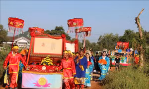  Lễ nghinh thần, rước sắc phong và bằng công nhận di tích từ mộ Thầy Thím về dinh Thầy Thím tại xã Tân Tiến, thị xã La Gi, tỉnh Bình Thuận. Ảnh: Nguyễn Thanh - TTXVN 