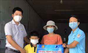 VPNT Đắk Lắk chi nhánh Krông Bông phối hợp với Hội đồng Đội huyện tặng Sim 4G cho học sinh tiểu học có hoàn cảnh khó khăn. Ảnh: Hoài Thu - TTXVN. 
