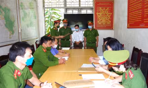 Cơ quan Cảnh sát Điều tra Công an tỉnh Hà Giang thi hành lệnh bắt, tạm giam bị can Nguyễn Tiến Hơn. Ảnh: TTXVN phát 