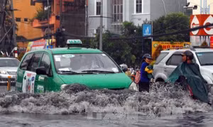 Mưa lớn ngập nhiều tuyến đường tại thành phố Pleiku. Ảnh: TTXVN