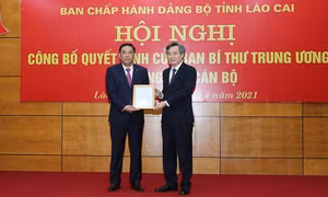 Phó trưởng Ban Tổ chức Trung ương Nguyễn Quang Dương trao Quyết định của Ban Bí thư Trung ương Đảng cho đồng chí Hoàng Giang. Ảnh: baolaocai.vn 