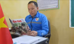 Anh Giàng Seo Châu nghiên cứu sách báo phục vụ cho công tác lãnh đạo tại địa phương. Ảnh: Hồng Ninh - TTXVN