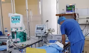 Các bác sĩ khoa Hồi sức tích cực Bệnh viện Đa khoa Lâm Đồng điều trị cho bệnh nhân thứ ba. Ảnh: TTXVN phát