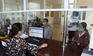 Người dân đến đăng ký mua thẻ bảo hiểm y tế tại Bảo hiểm xã hội huyện Yên Châu, tỉnh Sơn La. Ảnh: Hữu Quyết - TTXVN 