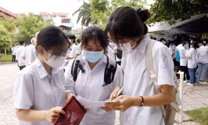 Thí sinh trao đổi sau khi hoàn thành bài thi môn Ngữ văn tại điểm thi Trường THPT Ngô Sỹ Liên, thành phố Bắc Giang, tỉnh Bắc Giang. Ảnh: Đồng Thúy - TTXVN