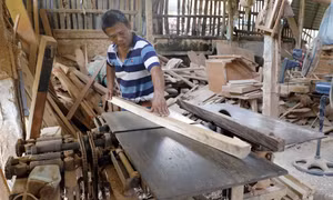Cơ sở sản xuất đồ gỗ nhà anh Nguyễn Văn Vang ở xã Minh Đức, huyện Tứ Kỳ, Hải Dương vay hơn 2 tỷ đồng từ Vietcombank đầu tư xây dựng nhà xưởng, nguyên liệu thu hút hơn 10 lao động. Ảnh: Trần Việt - TTXVN