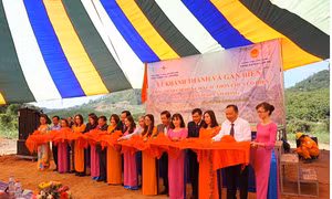 Các đại biểu cắt băng khánh thành công trình cấp điện cho 7 thôn cuối cùng tỉnh Lâm Đồng. Nguồn: evn.com.vn