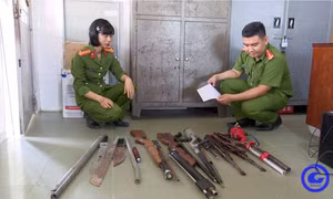 Công an thị xã Cai Lậy tiếp nhận hung khí, vũ khí. Ảnh: tiengiang.gov.vn