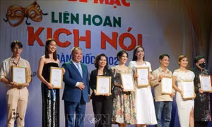 Trao huy chương Đồng cho các diễn viên tại Liên hoan. Ảnh: Thu Hương - TTXVN 