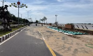 Khắc phục tạm thời sự cố sụp lún, sạt lở kè Thường Thới Tiền